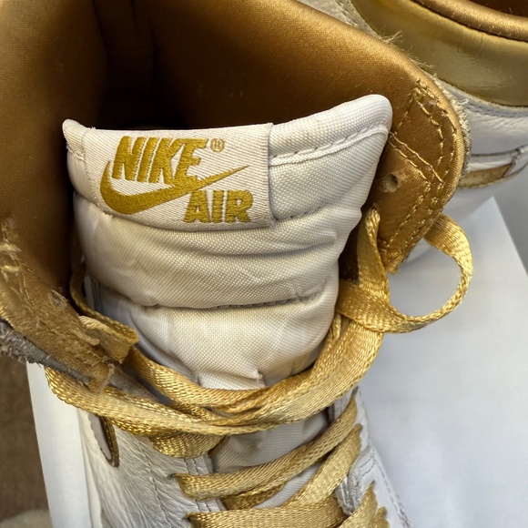 Nike Air Jordan 1 Retro High OG White/Metallic Gold Womens Size 8 FD2596-107 - Picture 14 of 14